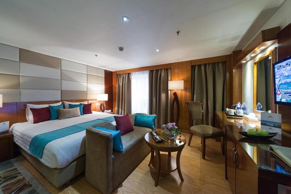 kamar hotel dengan tempat tidur dan meja