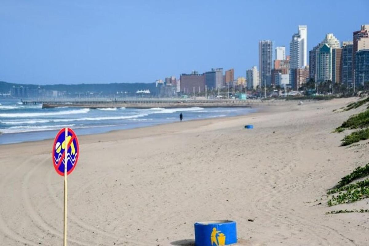 pantai dengan tanda di pasir dan bandar