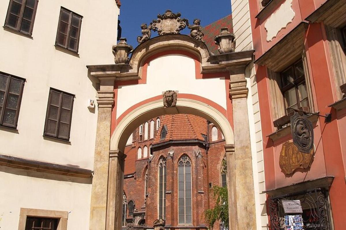 an archway on the side of a building