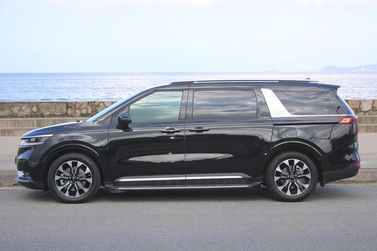un SUV nero parcheggiato vicino all'oceano