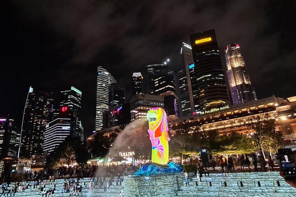 uma estátua de snowboard em frente a uma cidade à noite