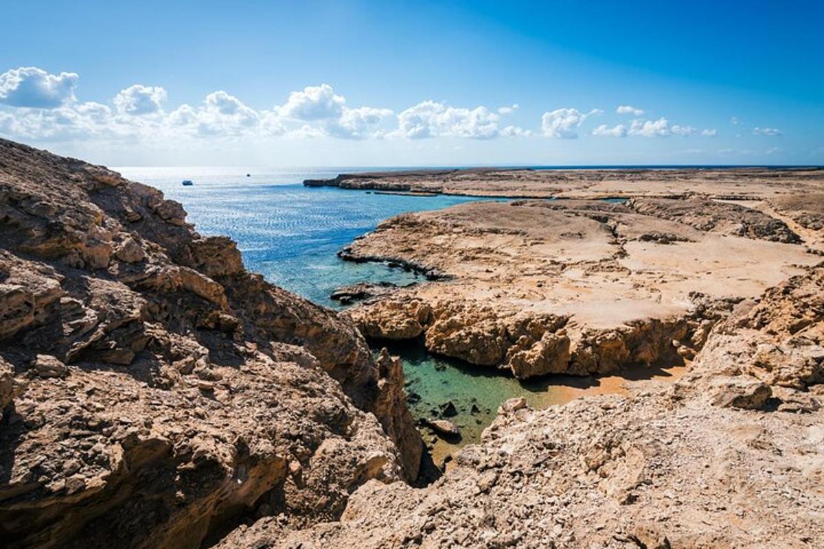 uma vista do oceano entre algumas rochas