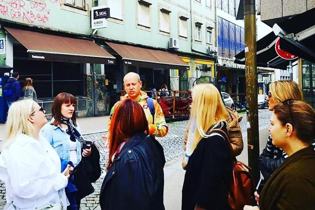 cilvēku grupa, kas stāv uz pilsētas ielas