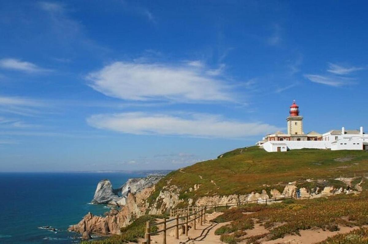un faro in cima a una scogliera vicino all'oceano