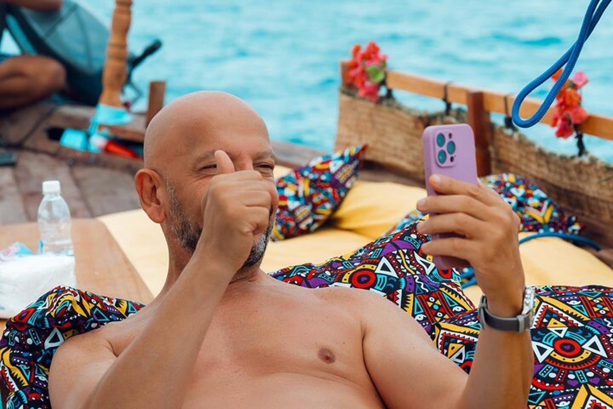 Mees istub basseinis ja vaatab oma mobiiltelefoni