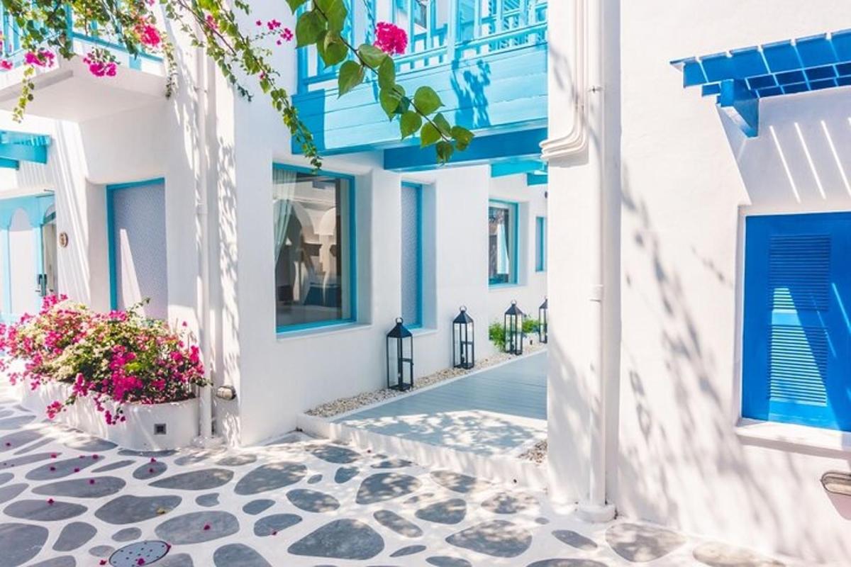 una casa amb parets blanques i detalls blaus