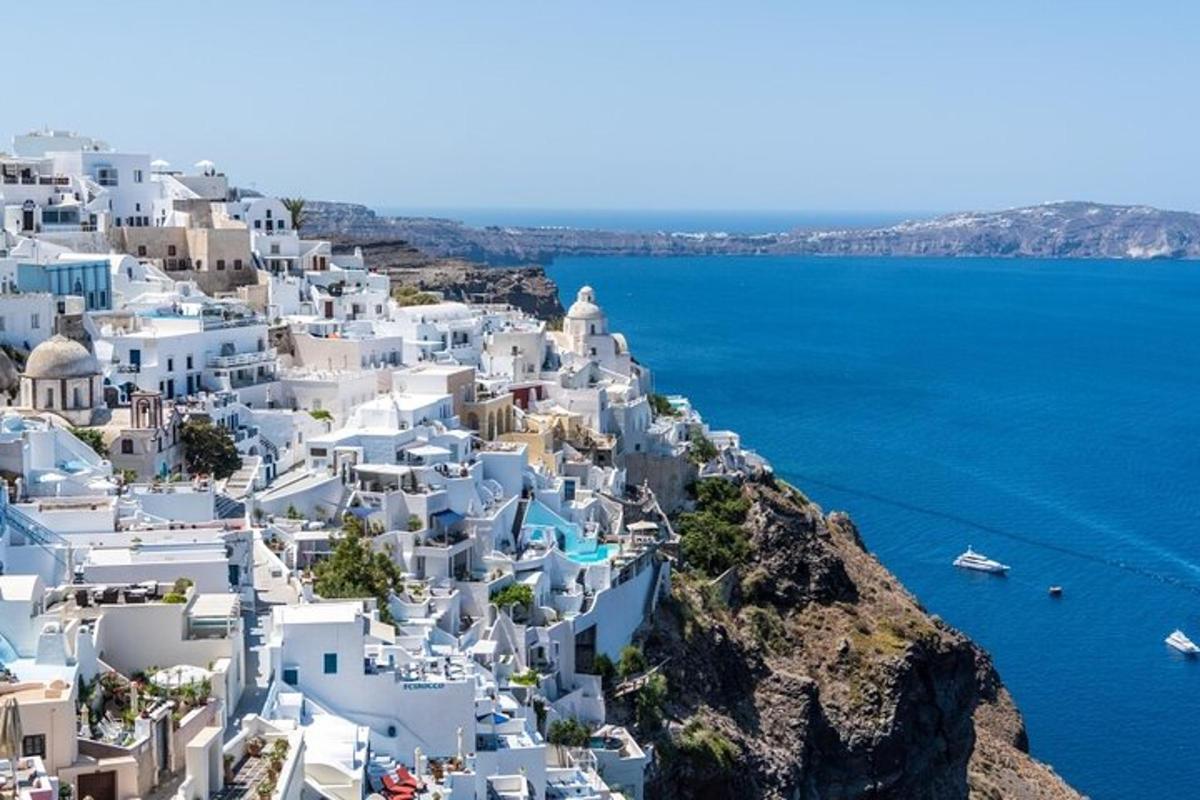 una illa amb edificis blancs i l'oceà blau