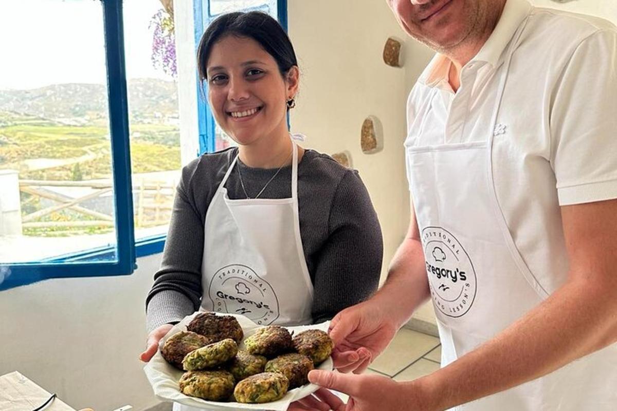 un uomo e una donna che tengono in mano un piatto di ciambelle