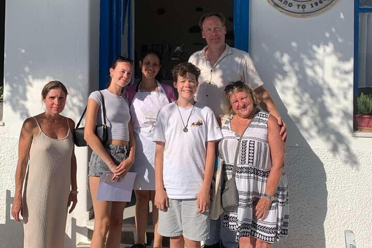 un gruppo di persone in piedi davanti a un edificio