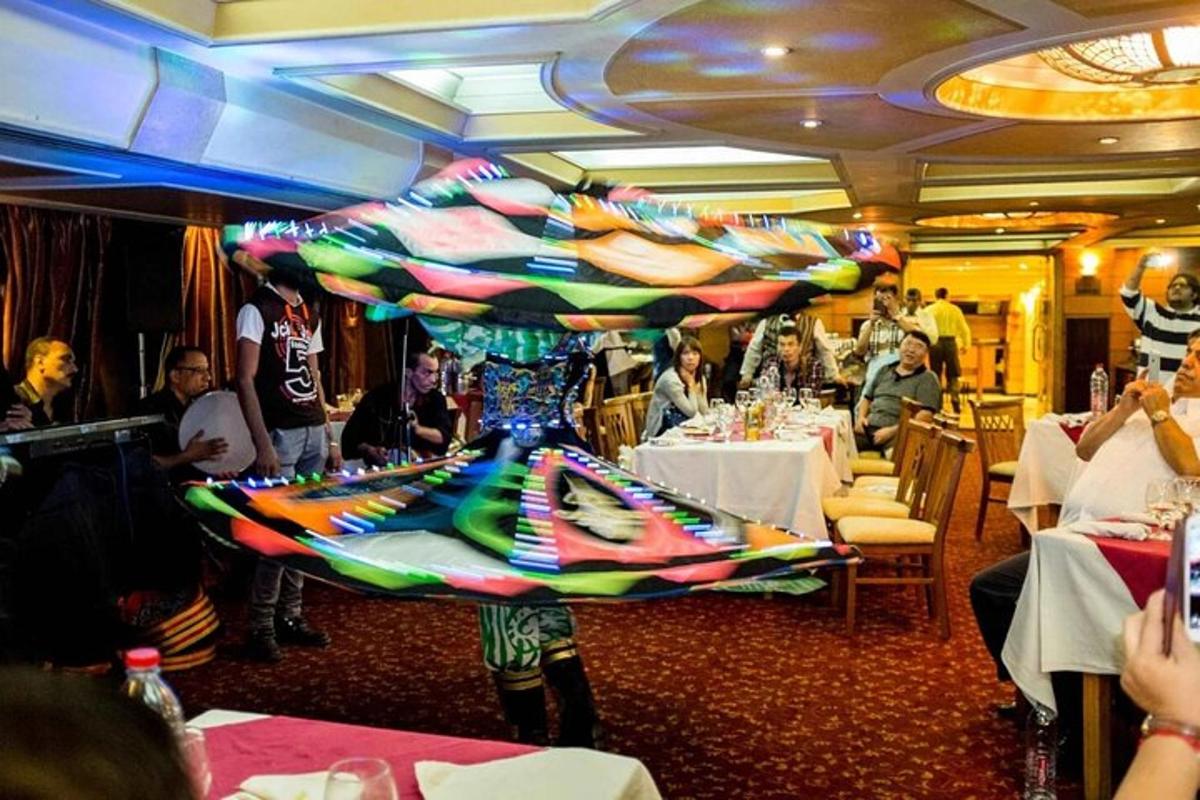 Un vestido está en exhibición en un restaurante.