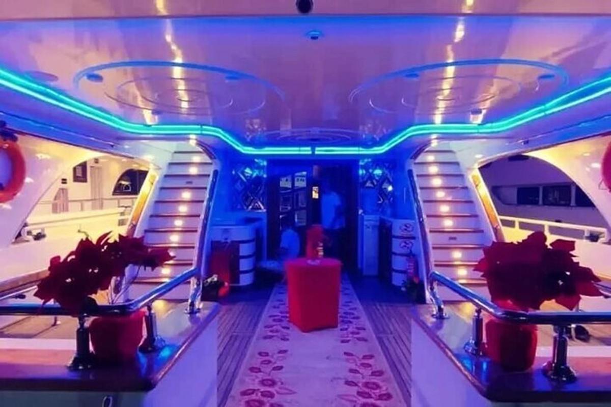ein Raum mit Treppe und Lichtern auf einem Schiff