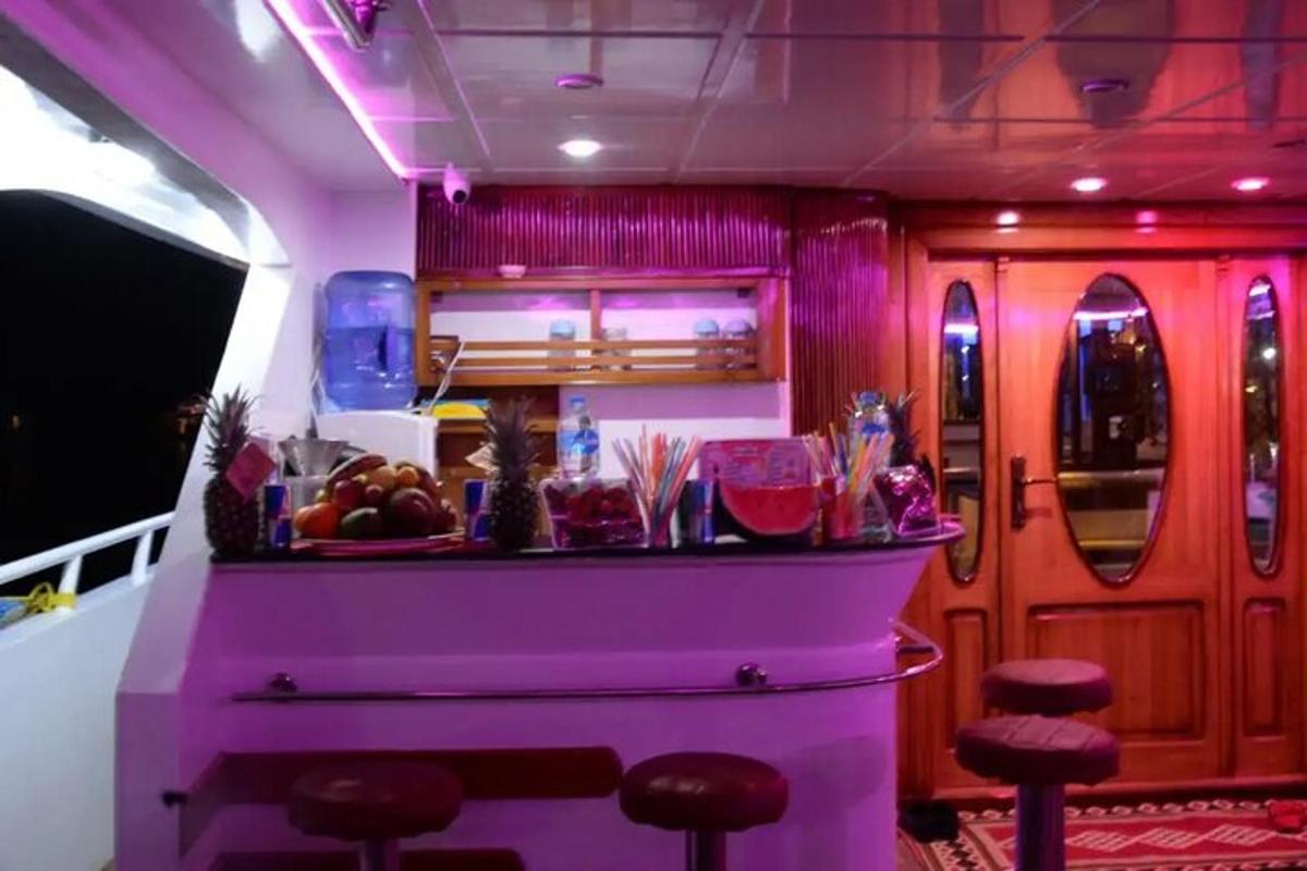 un bar într-o cameră cu iluminare violetă