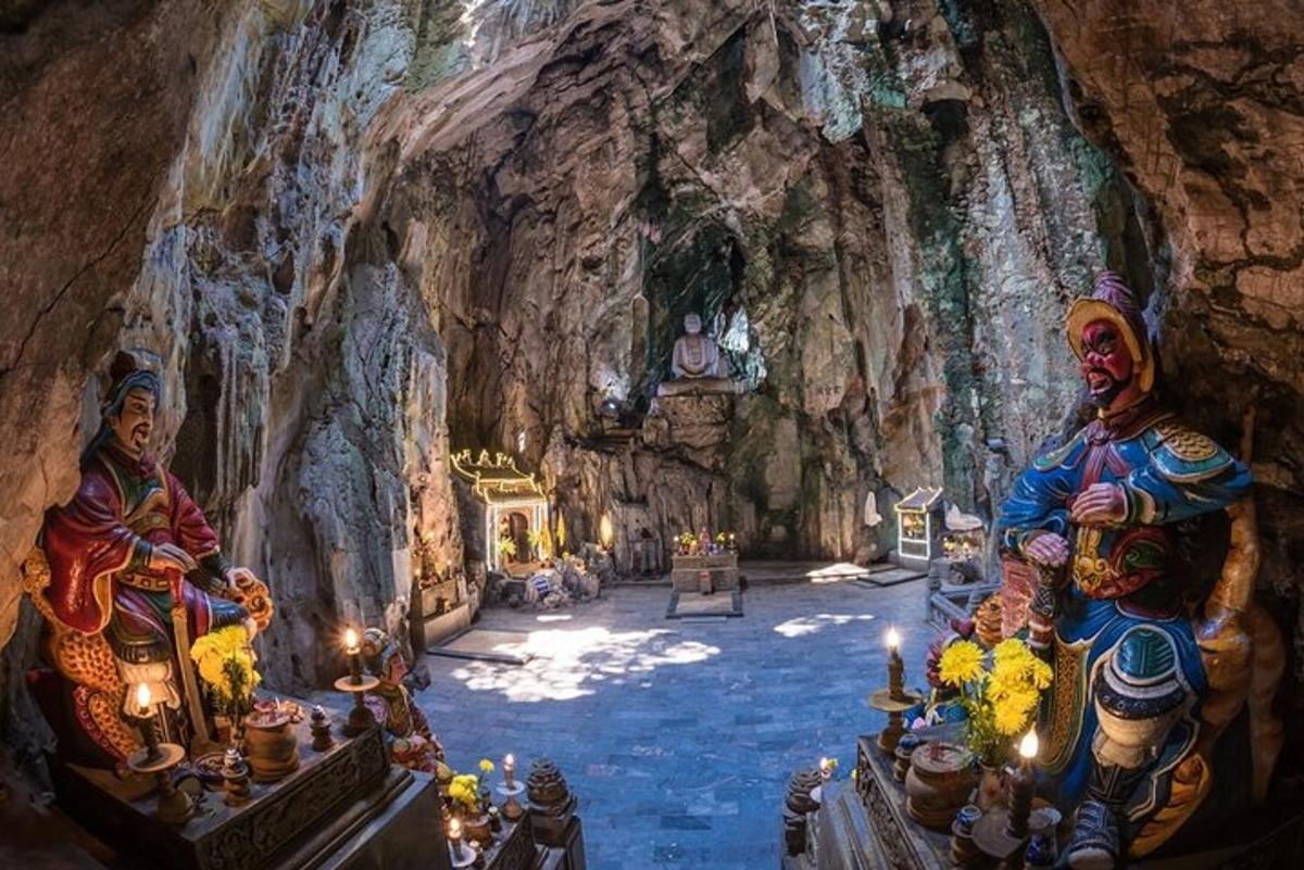 duas estátuas em uma caverna com velas dentro