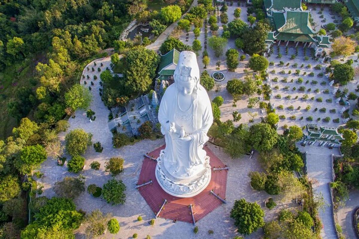 uma vista aérea de uma grande estátua em um parque