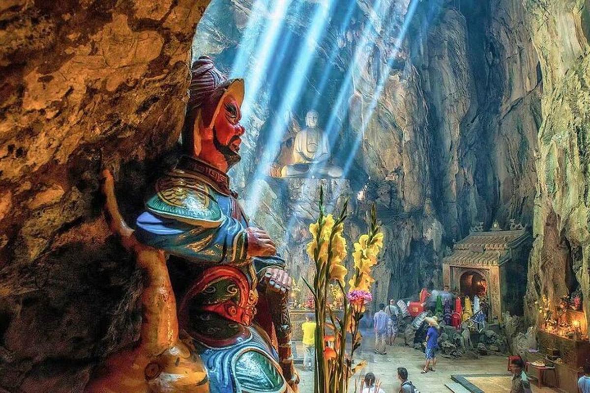 bir mağaradaki heykelin resmi