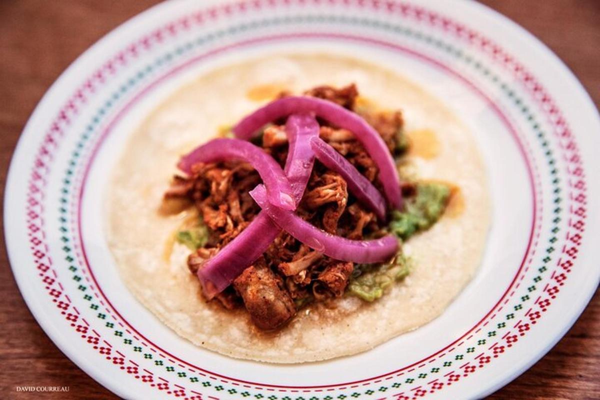 lautanen, jolla on taco violetilla sipulilla