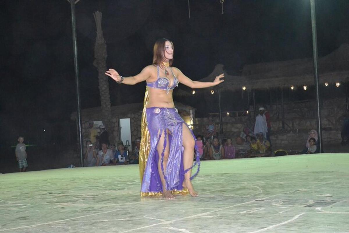 isang babaeng sumasayaw sa tennis court sa gabi