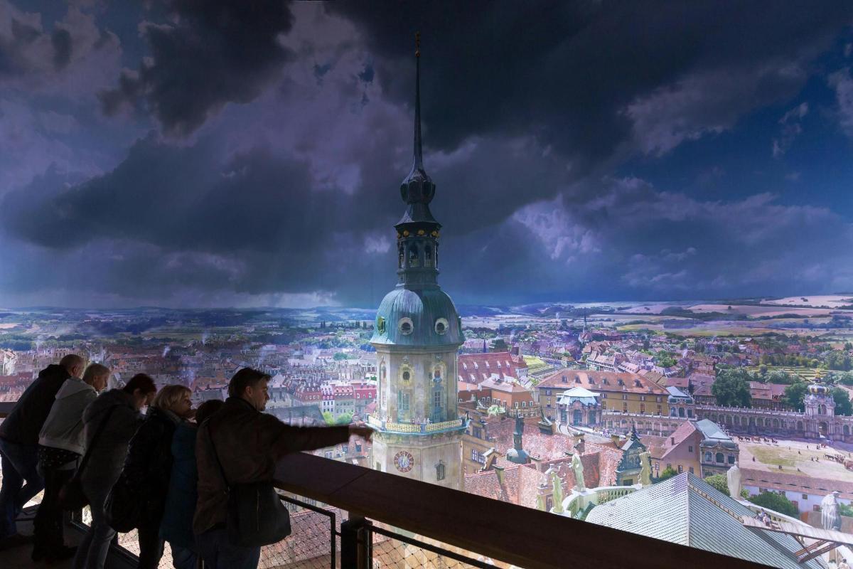 hópur fólks sem stendur efst á turni