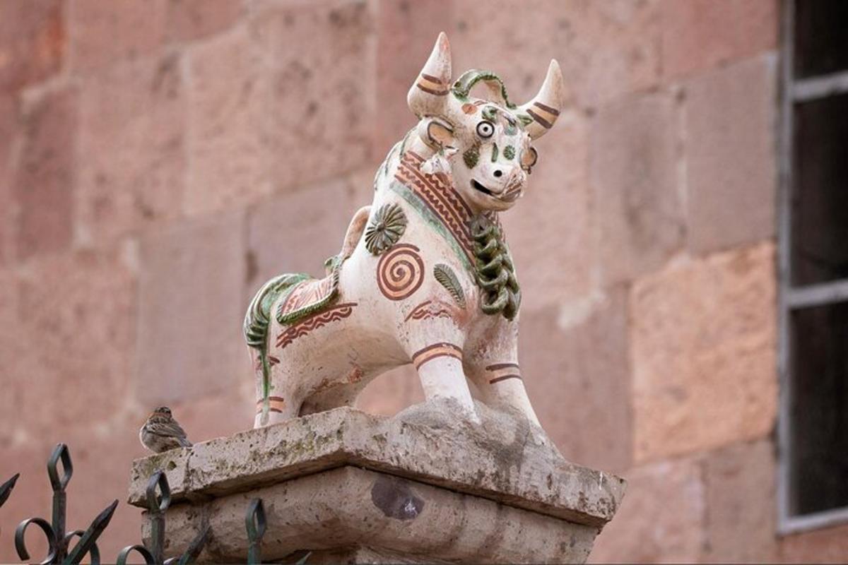 uma estátua de uma vaca no topo de um prédio