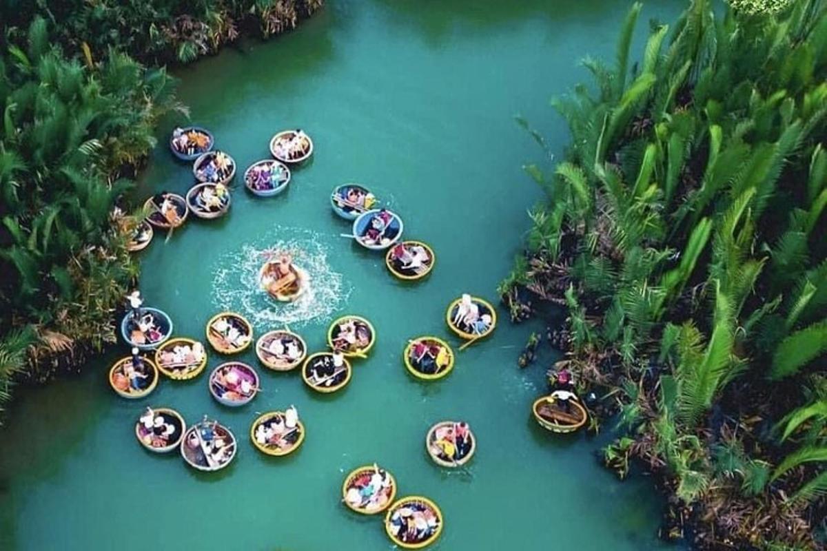 uma vista aérea de barcos na água