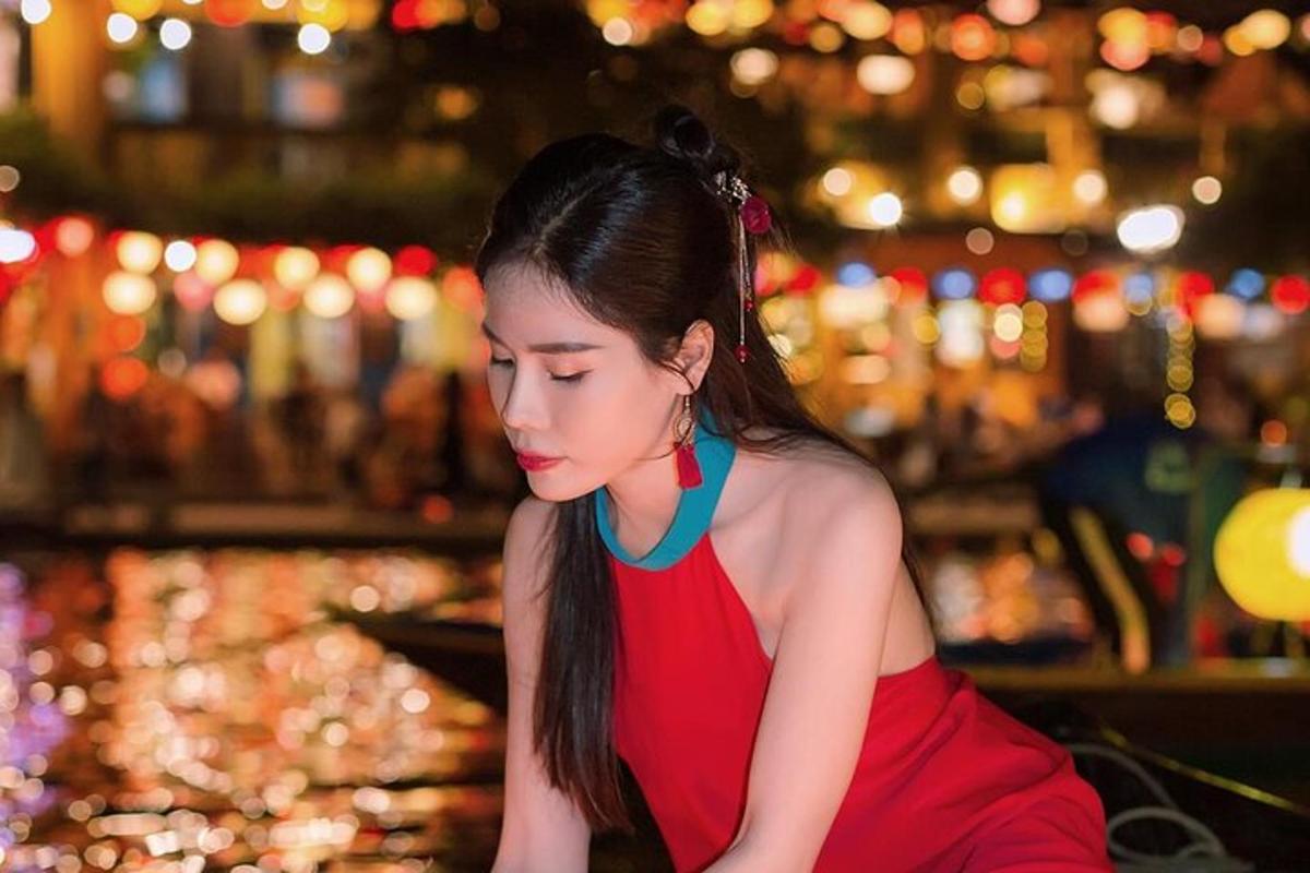 uma jovem mulher de vestido vermelho sentada