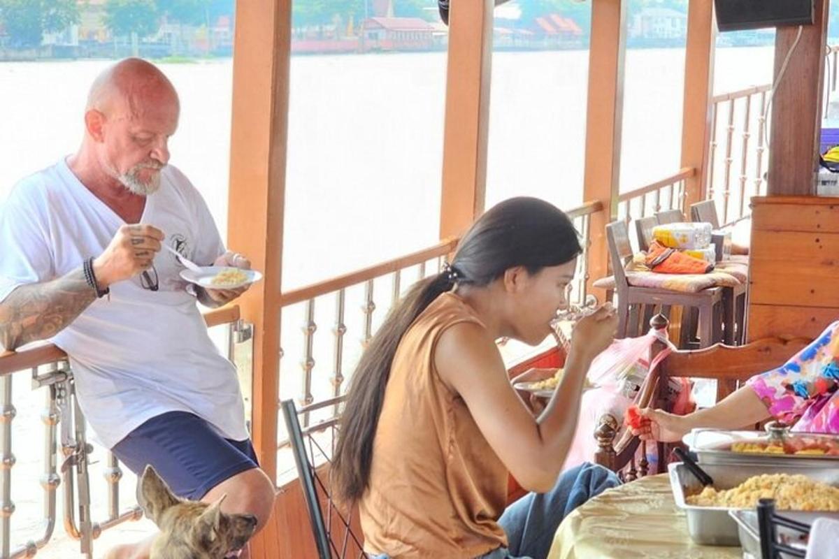 Ein Mann und eine Frau sitzen an einem Tisch und essen