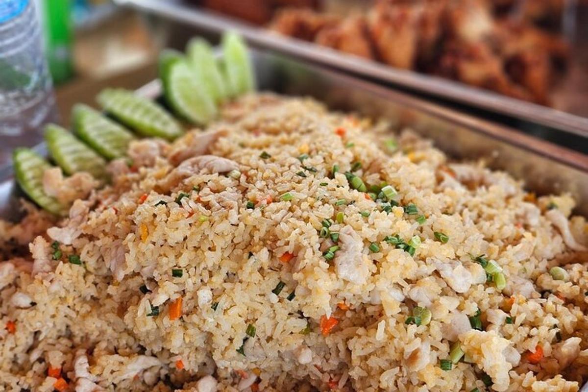 hidangan nasi dengan sayur-sayuran dan daging