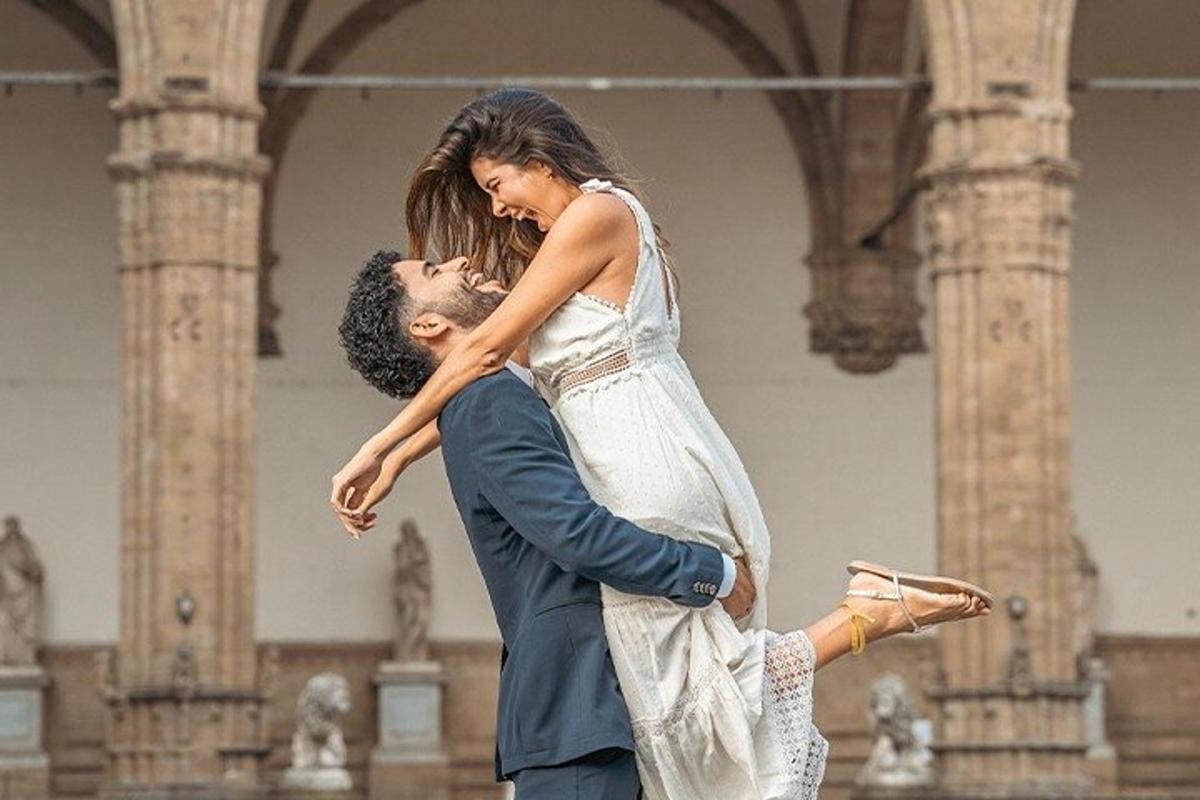 Una mujer con un vestido está bailando con un hombre.