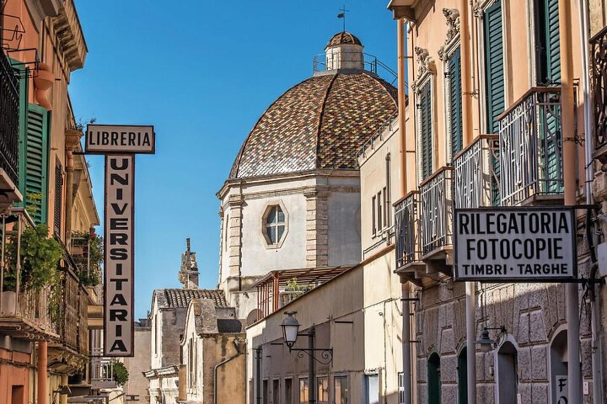 ein Gebäude mit einer Kuppel über einer Straße