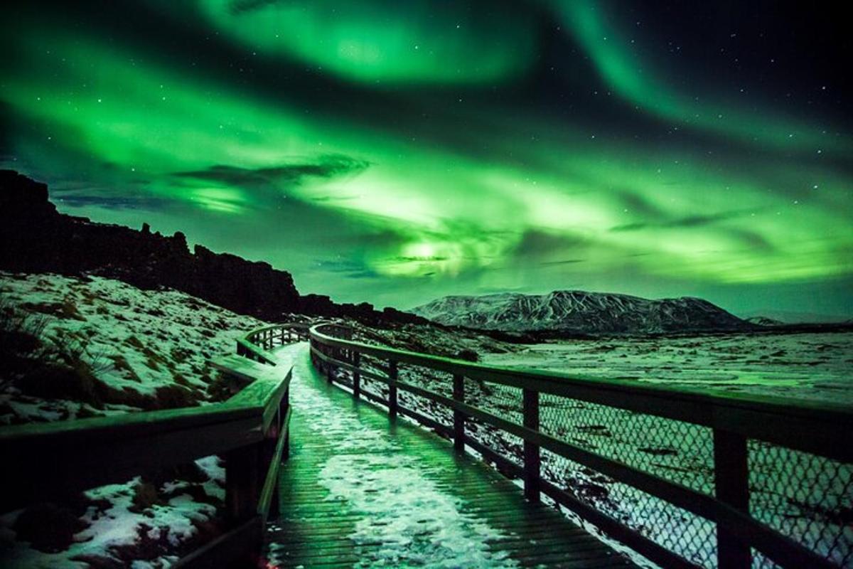 un pod cu aurora boreală pe cer