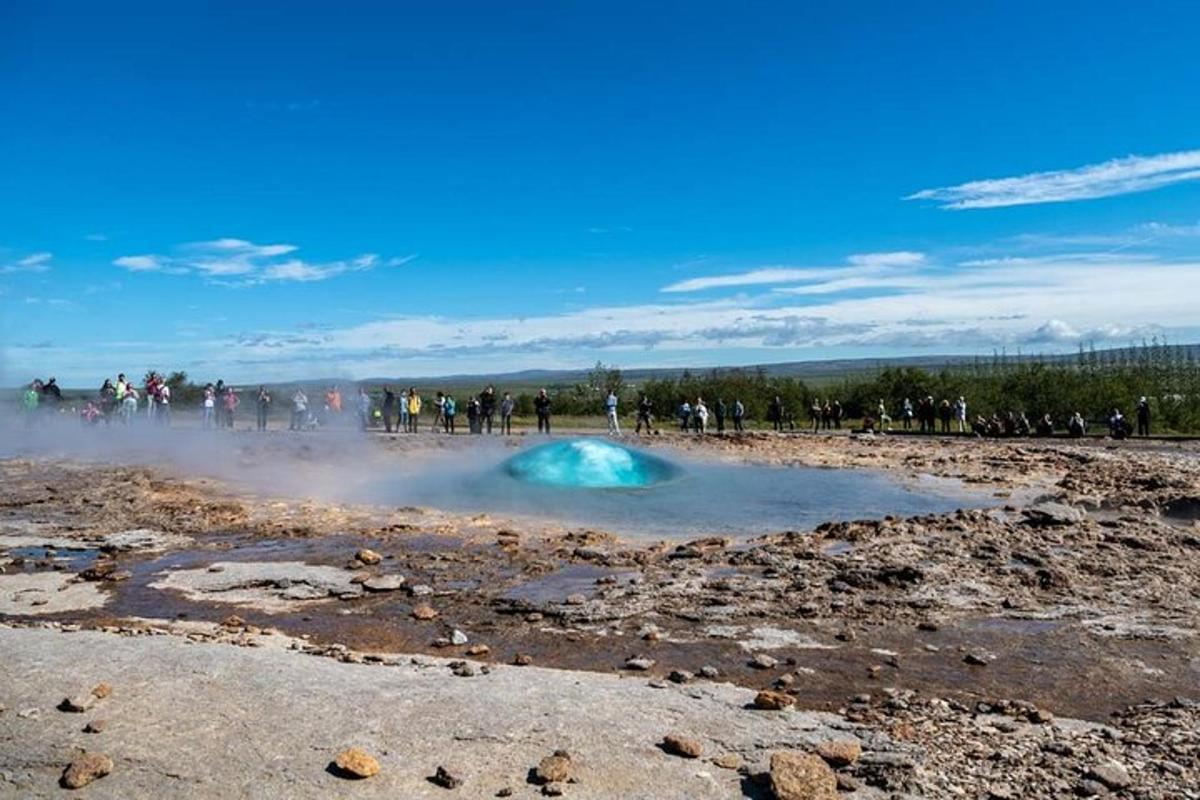 um gêiser azul no meio de um campo