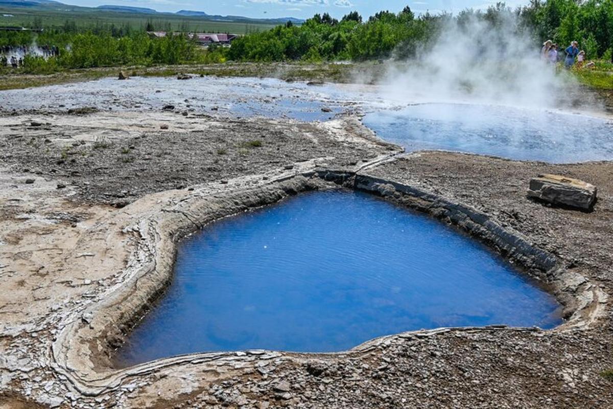 uma fonte termal com uma piscina de água em um campo