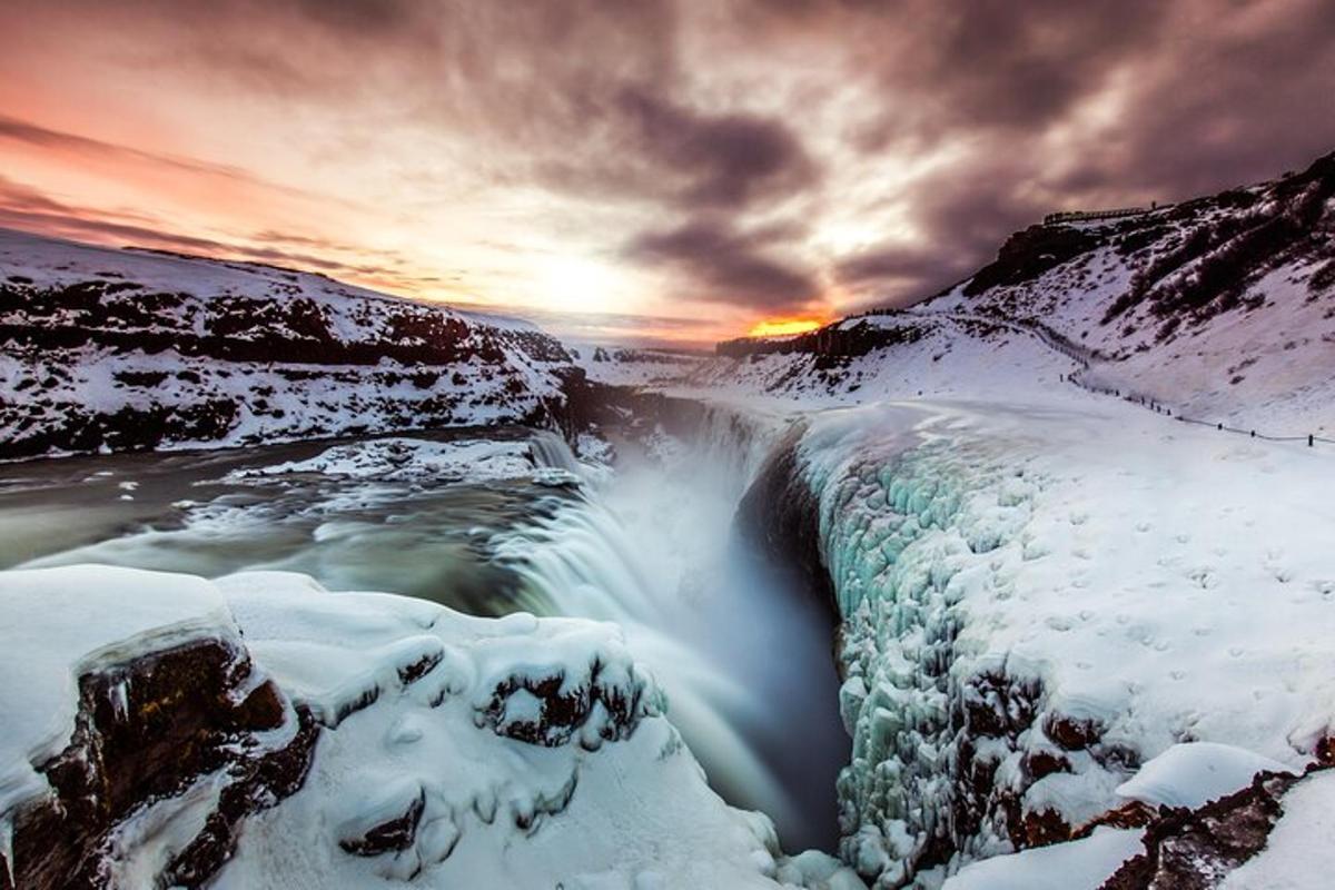 uma vista de uma cachoeira coberta de neve