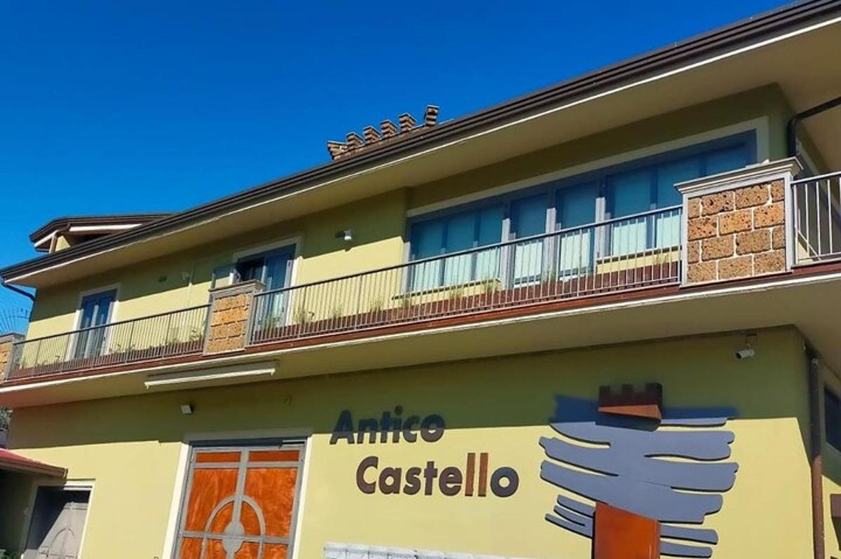 um edifício com uma placa de antico casita