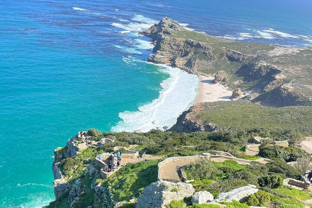 una vista aèria d'una platja i l'oceà