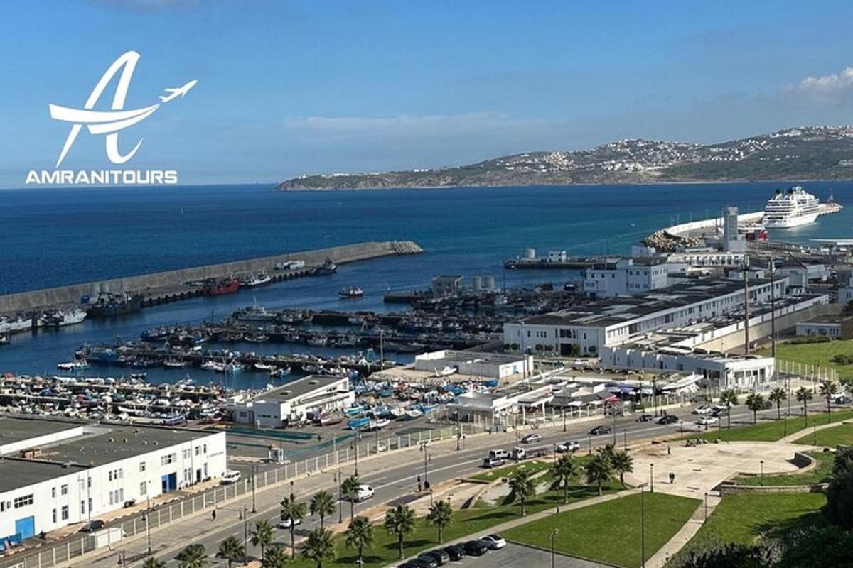 μια εναέρια άποψη μιας πόλης με λιμάνι
