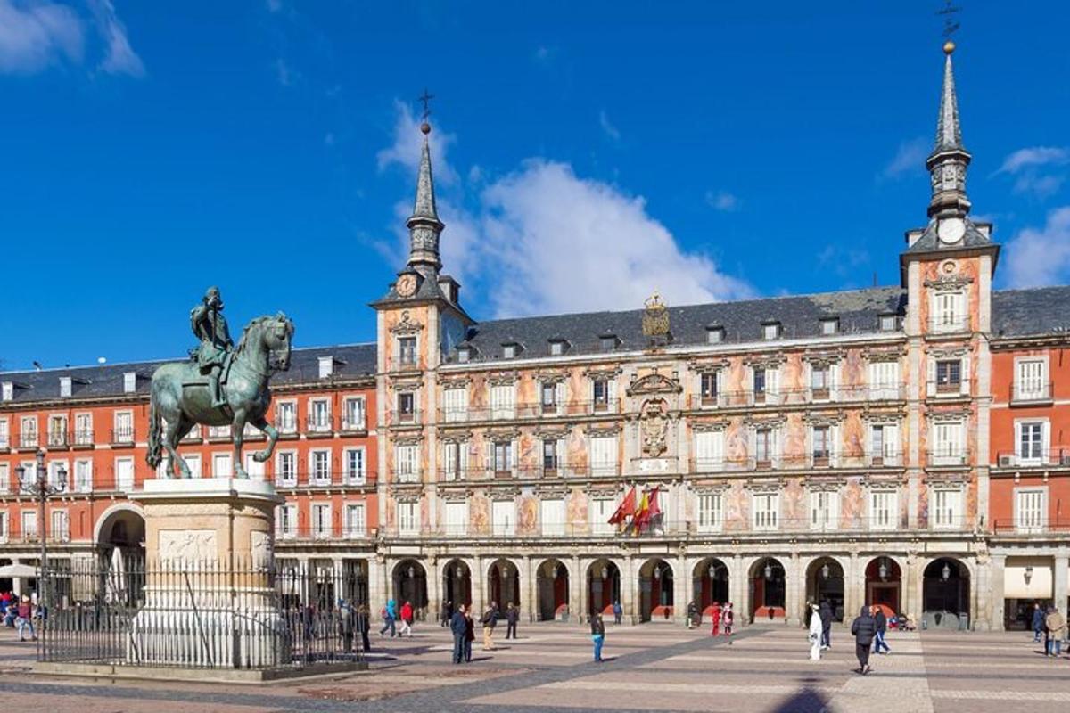 un gran edifici amb una estàtua al davant