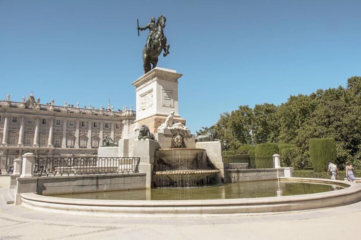 una font davant d'un edifici amb una estàtua