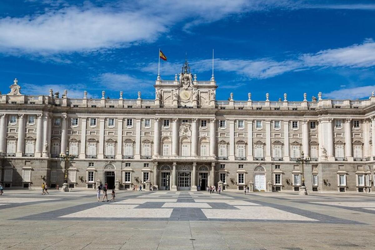 um grande edifício com um relógio no topo