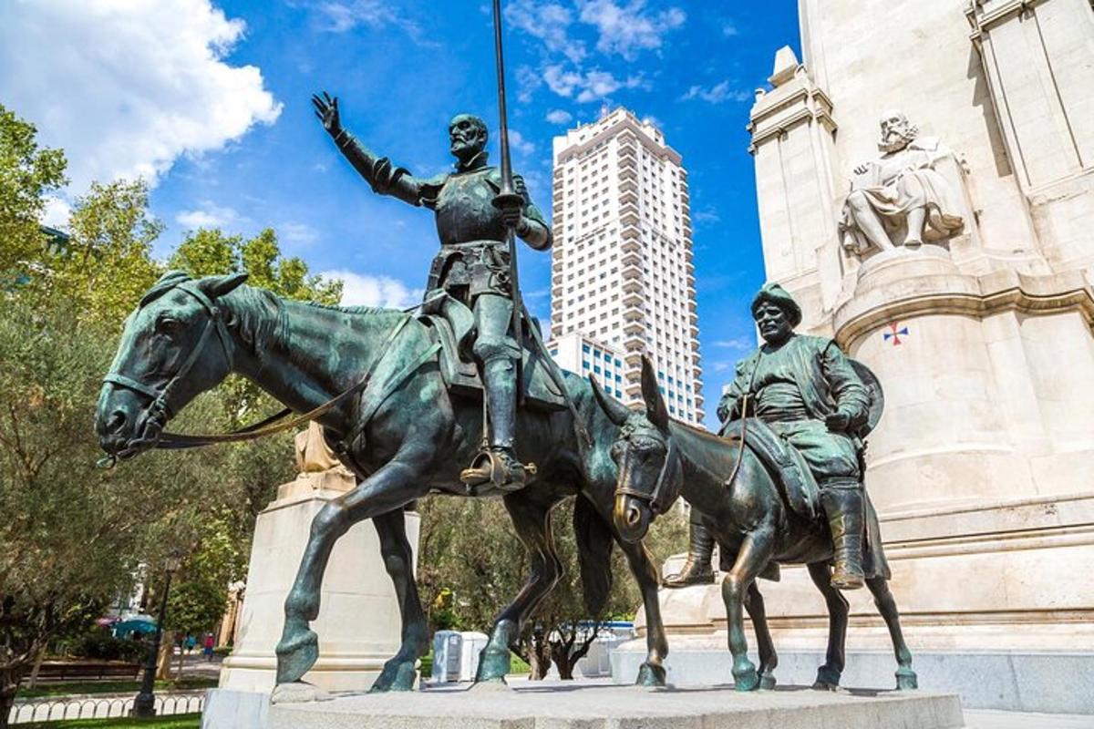 uma estátua de um homem cavalgando um cavalo