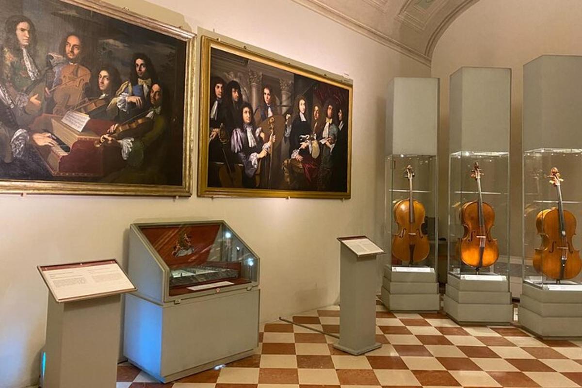 muzeum s houslemi vystavenými v místnosti