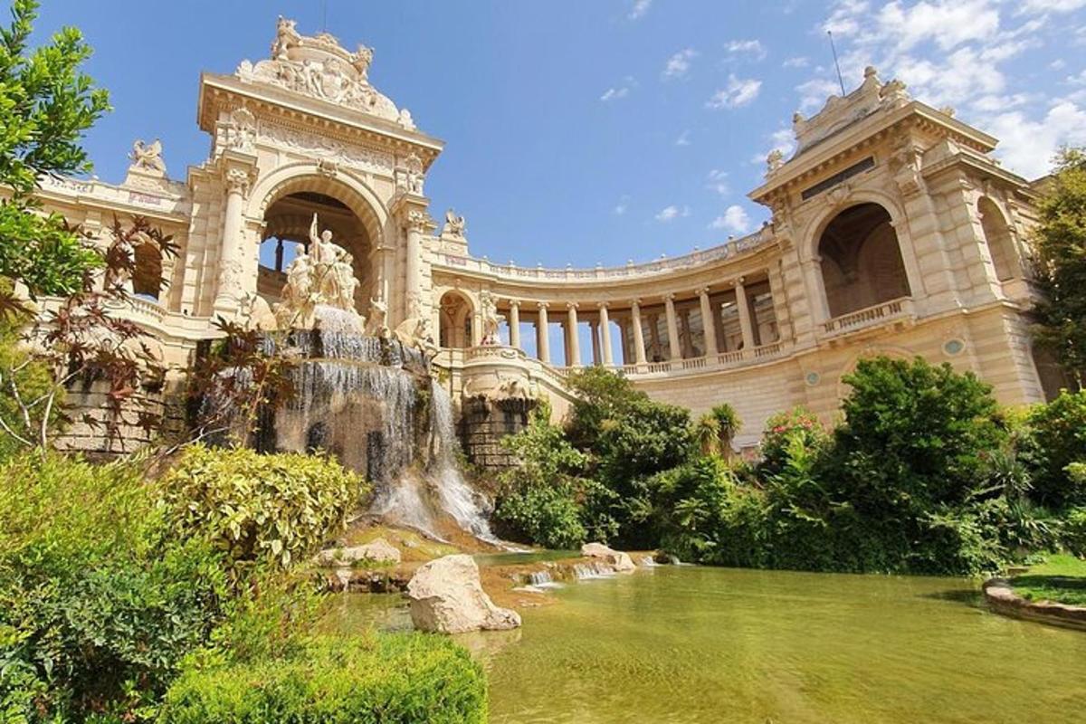 un gran edifici amb una font davant d'un estany