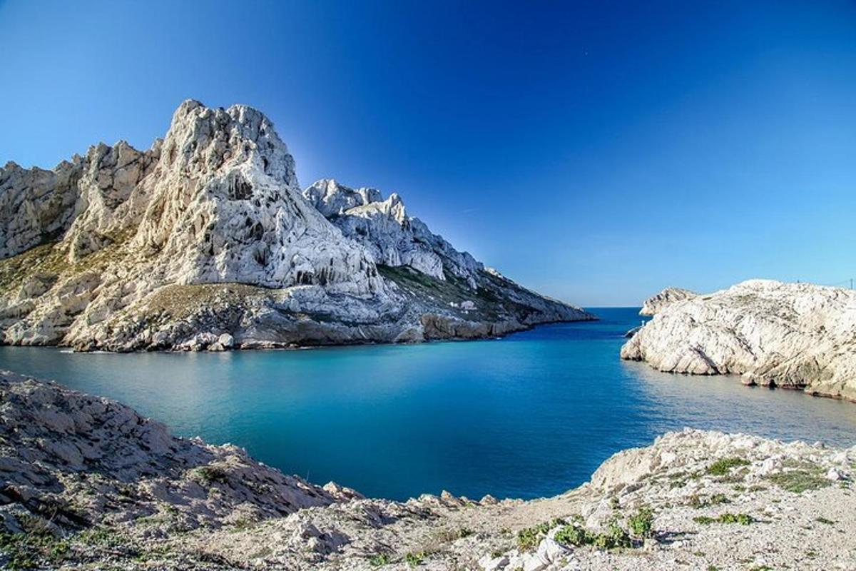 велика водена површина поред планине