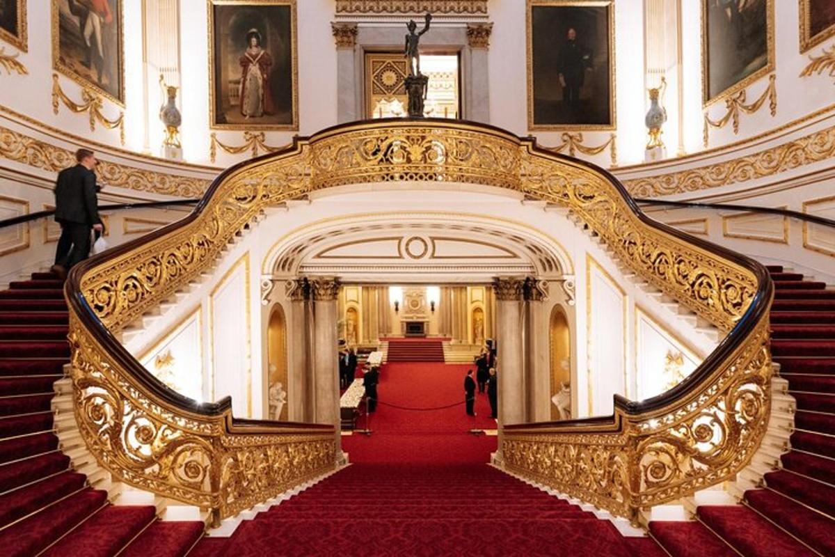 o scară ornamentată într-o clădire cu covor roșu