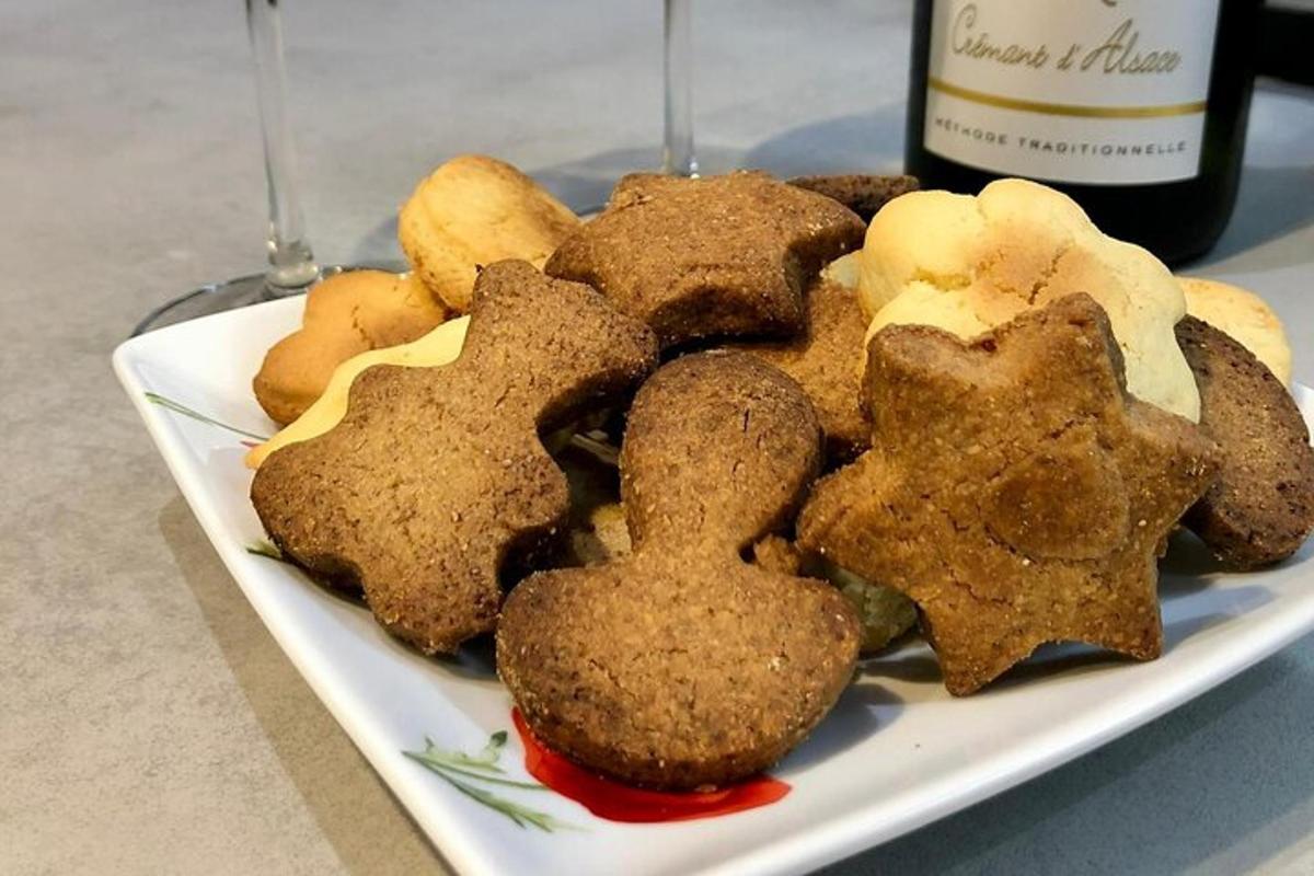 sepinggan biskut di atas pinggan dengan sebotol wain