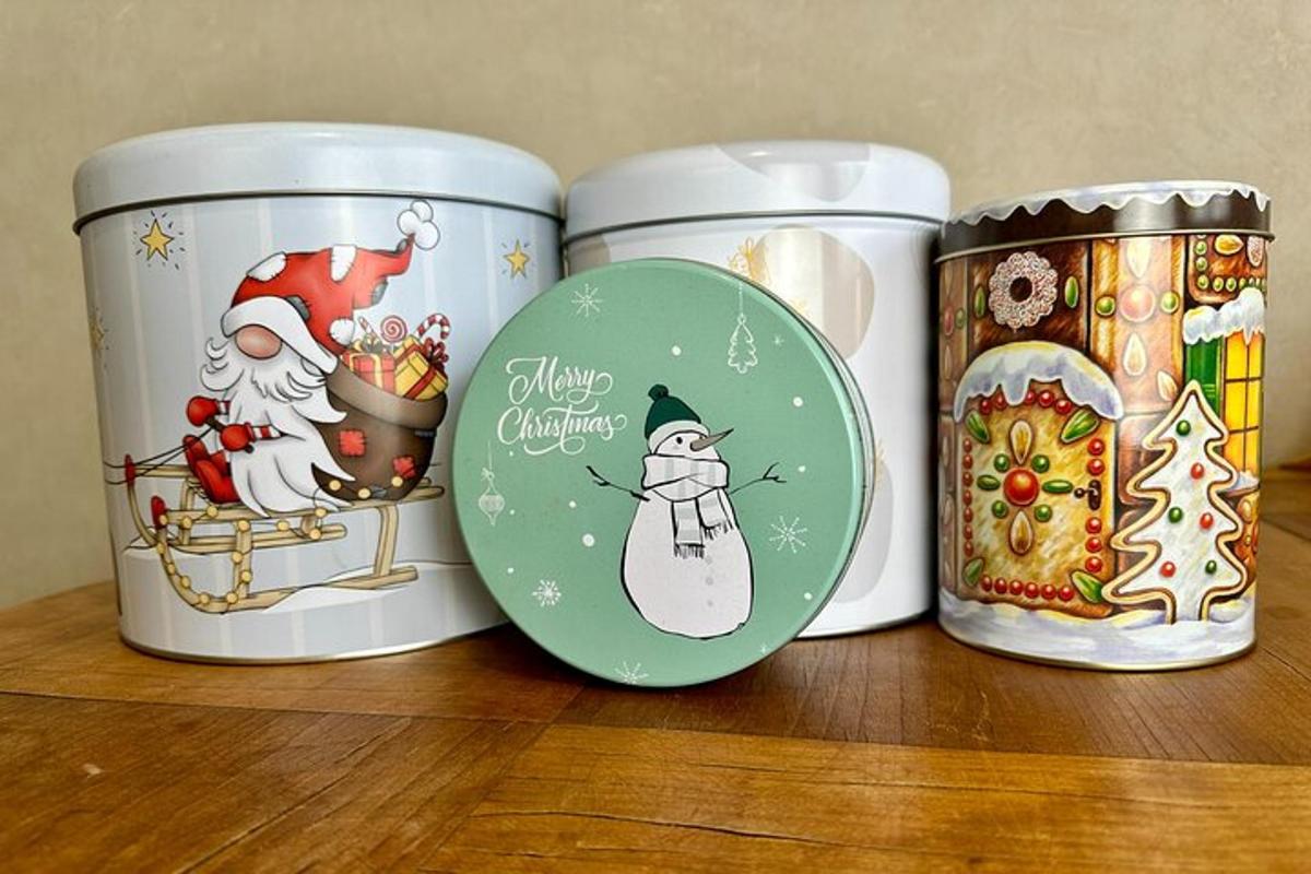 sekumpulan tiga cawan krismas duduk di atas meja