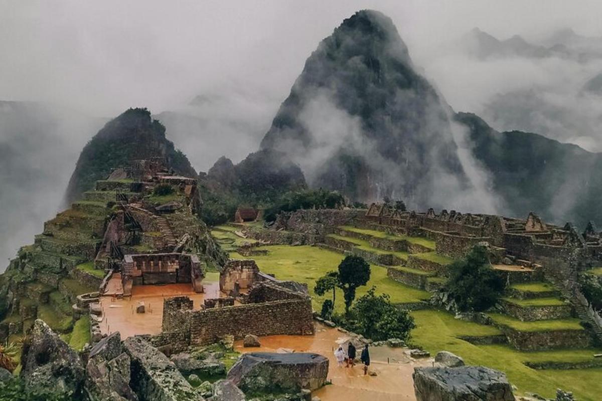 widok na ruiny Machu Picchu z górami