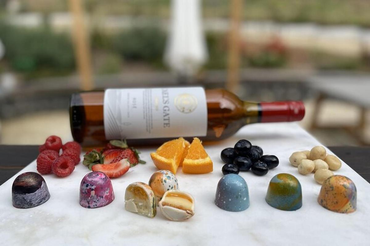 steklenico vina in kup sadja in zelenjave