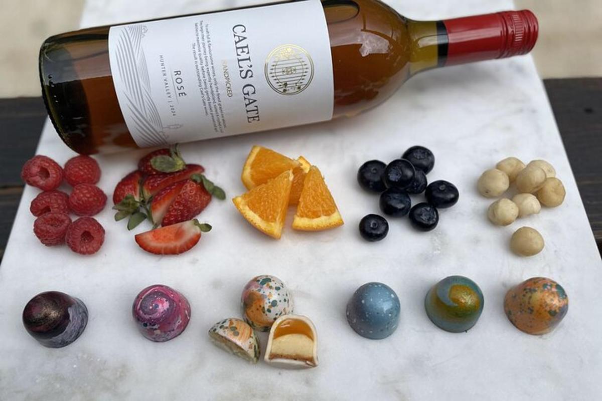 steklenico vina in kup sadja in zelenjave