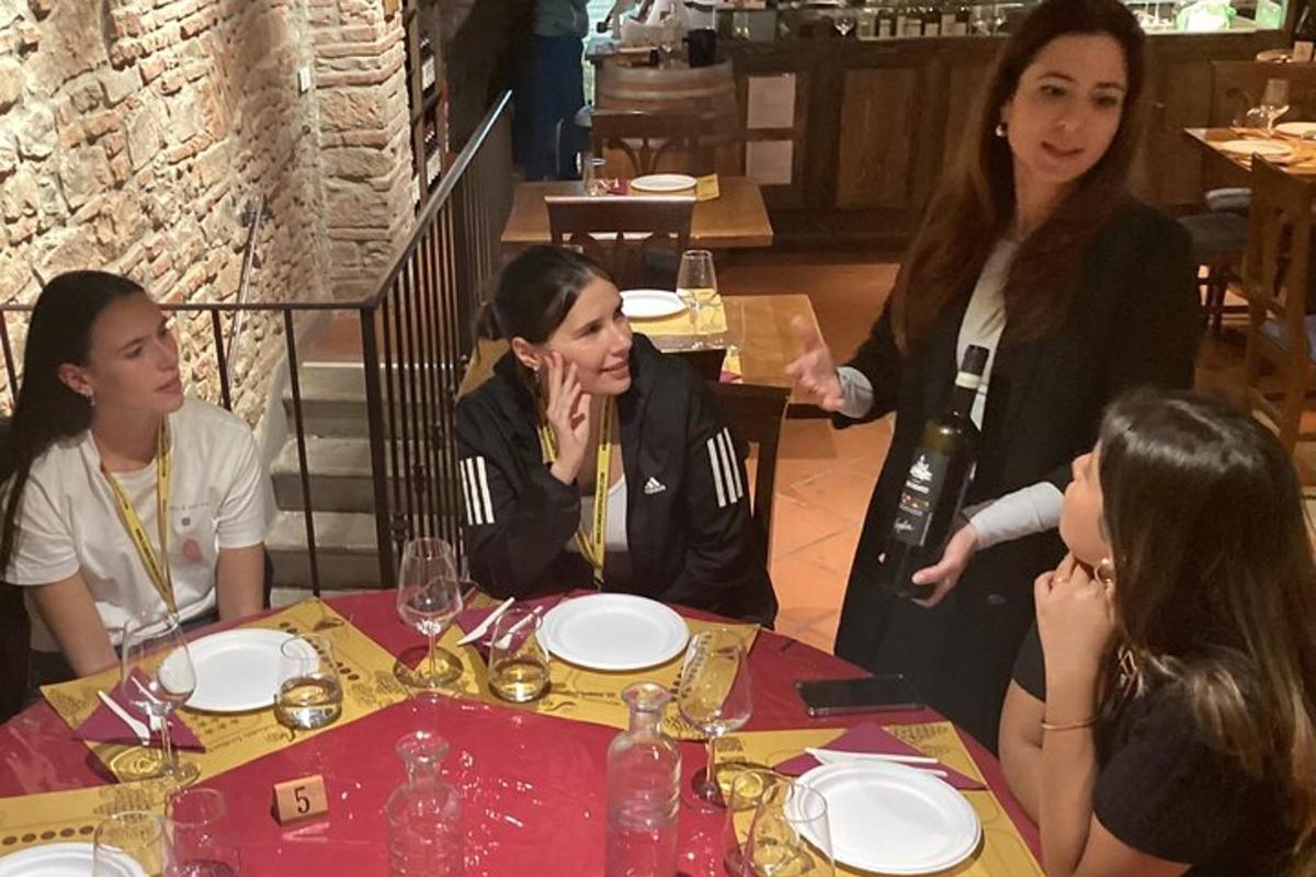 egy csoport nő ül egy asztalnál egy étteremben